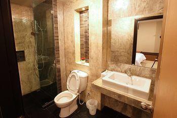 The Plubpla Serviced Apartment Банкок Екстериор снимка