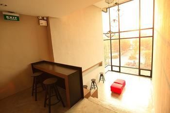 The Plubpla Serviced Apartment Банкок Екстериор снимка