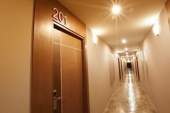 The Plubpla Serviced Apartment Банкок Екстериор снимка