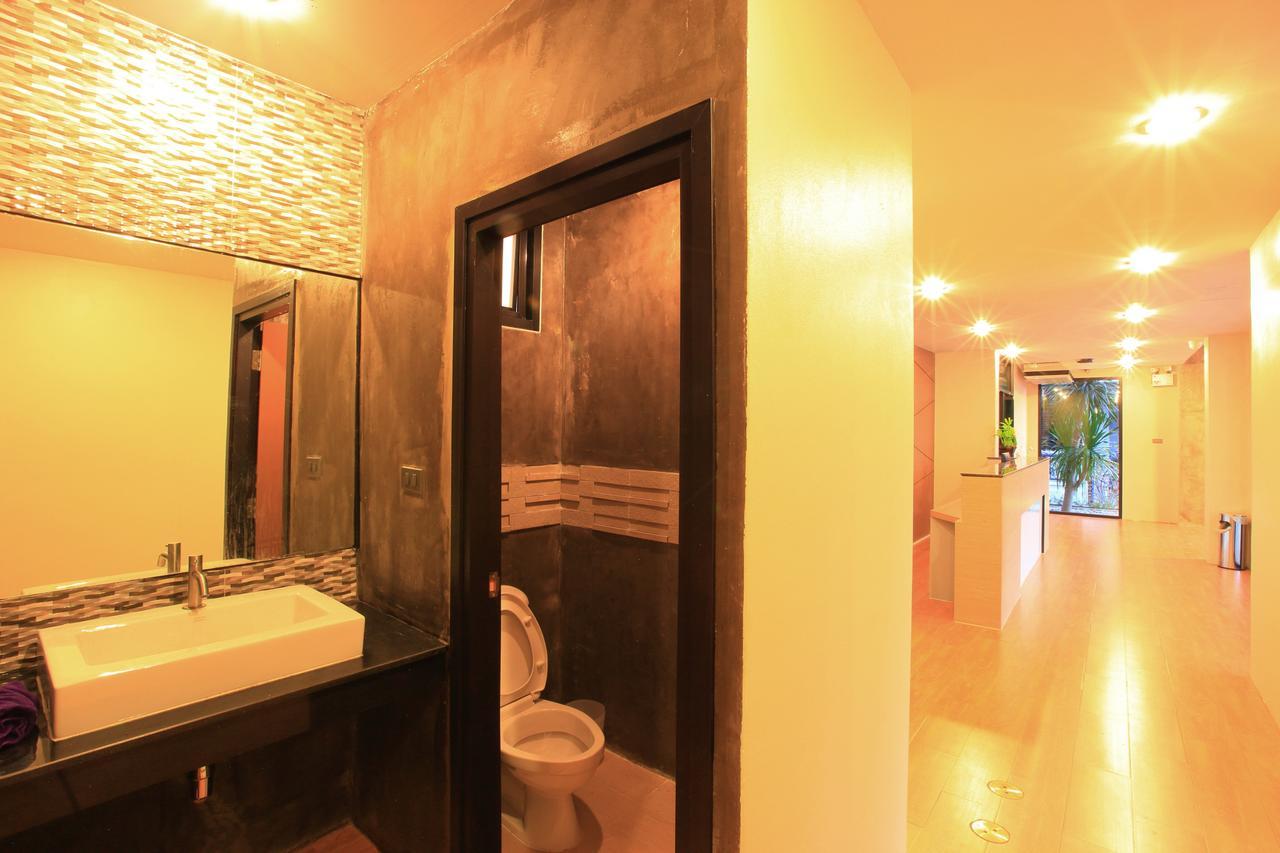 The Plubpla Serviced Apartment Банкок Екстериор снимка