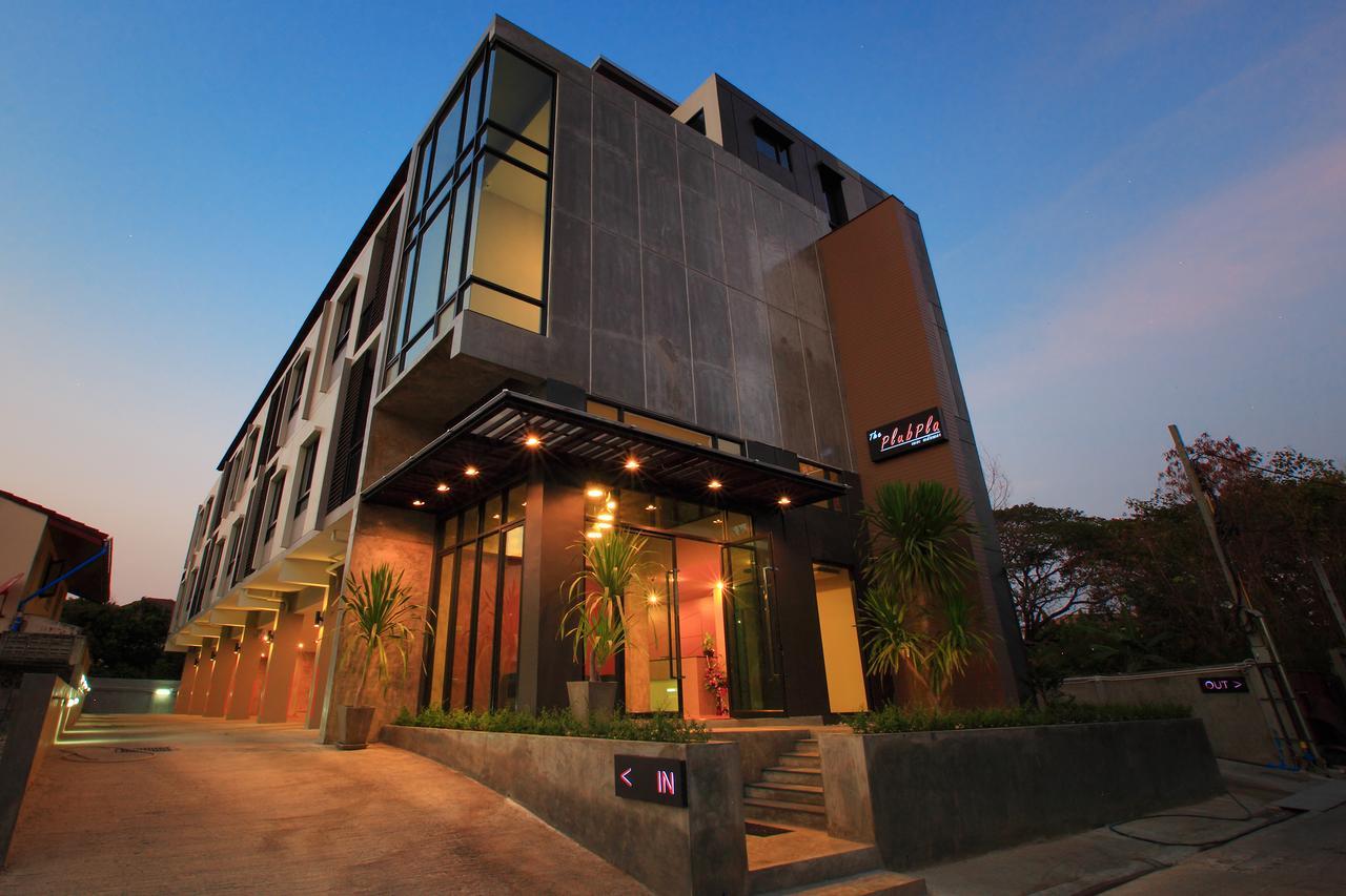 The Plubpla Serviced Apartment Банкок Екстериор снимка