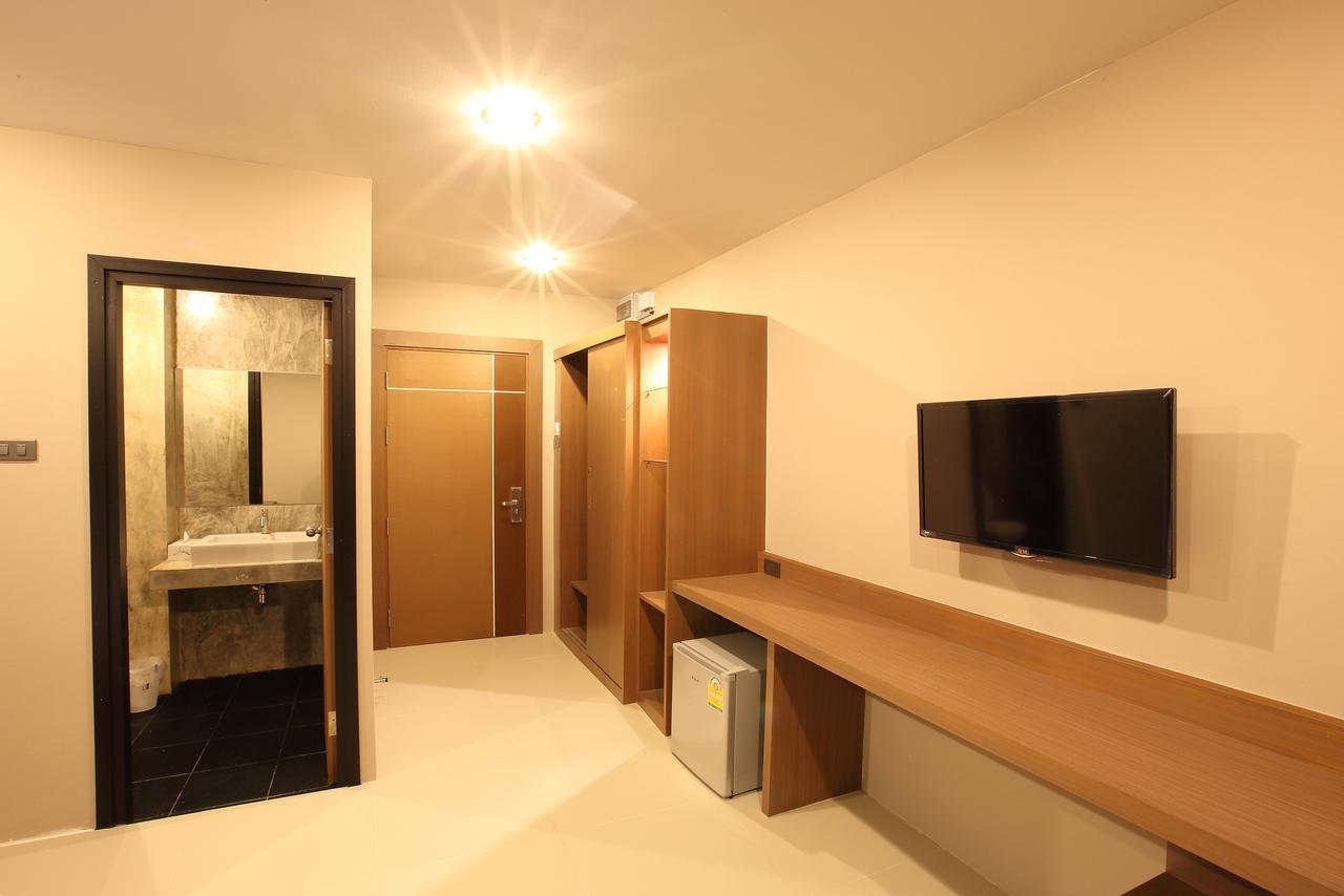 The Plubpla Serviced Apartment Банкок Екстериор снимка