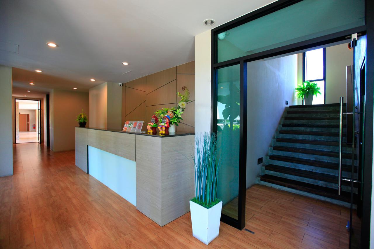 The Plubpla Serviced Apartment Банкок Екстериор снимка