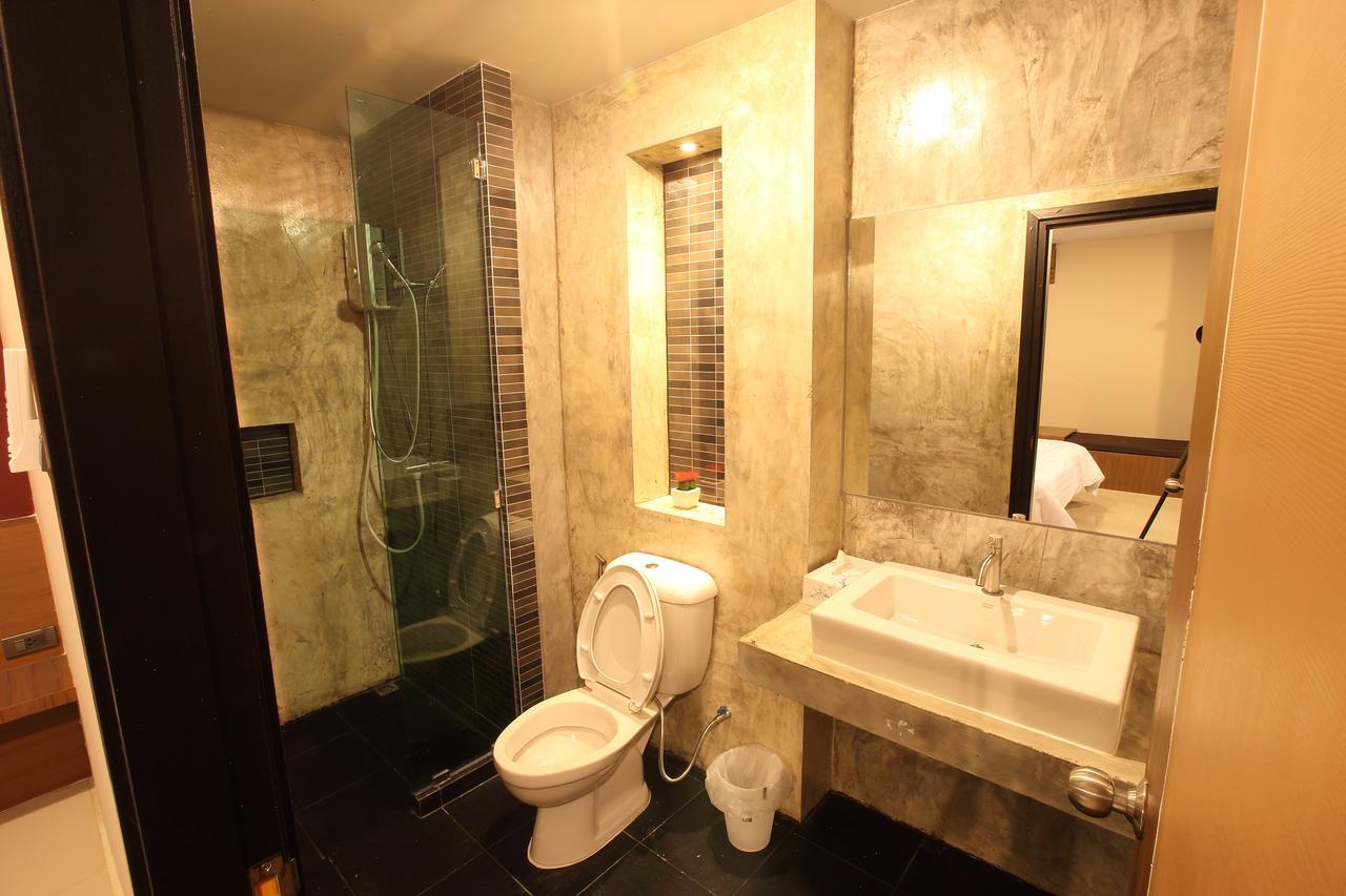 The Plubpla Serviced Apartment Банкок Екстериор снимка