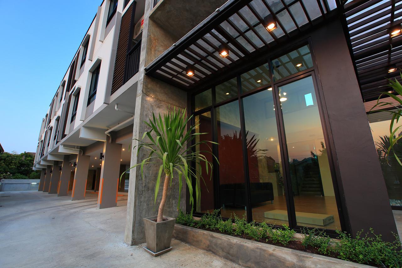 The Plubpla Serviced Apartment Банкок Екстериор снимка