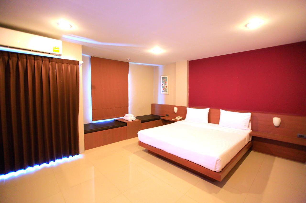 The Plubpla Serviced Apartment Банкок Екстериор снимка
