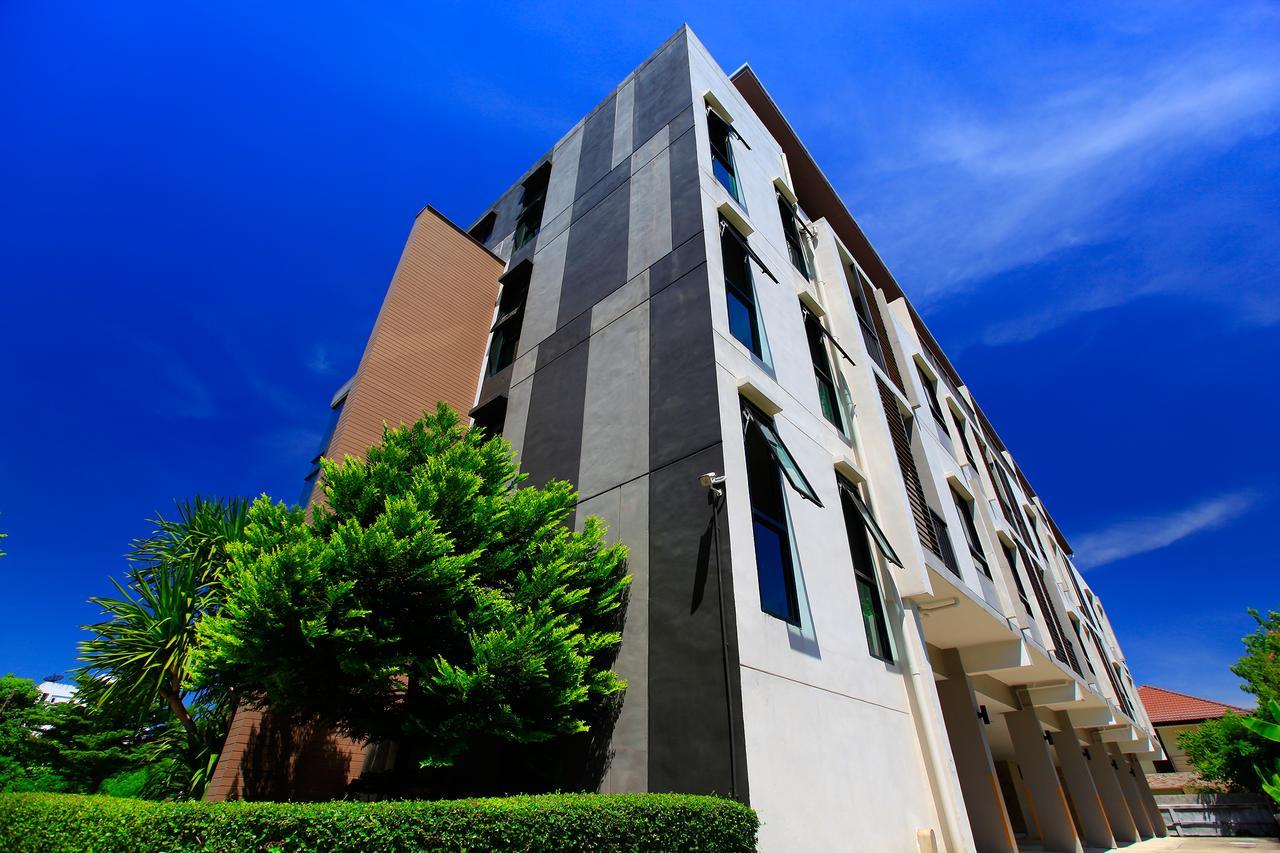 The Plubpla Serviced Apartment Банкок Екстериор снимка