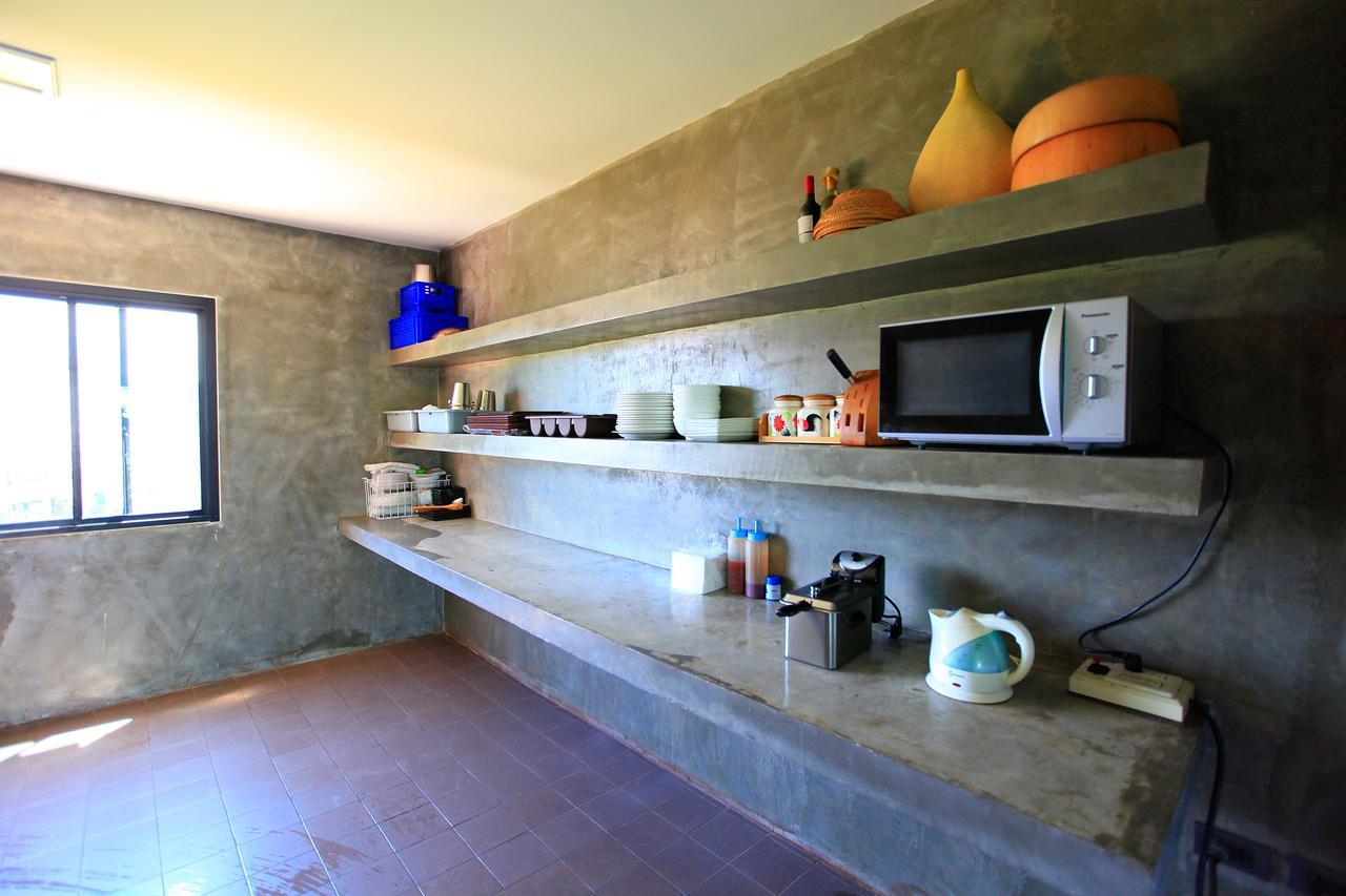 The Plubpla Serviced Apartment Банкок Екстериор снимка