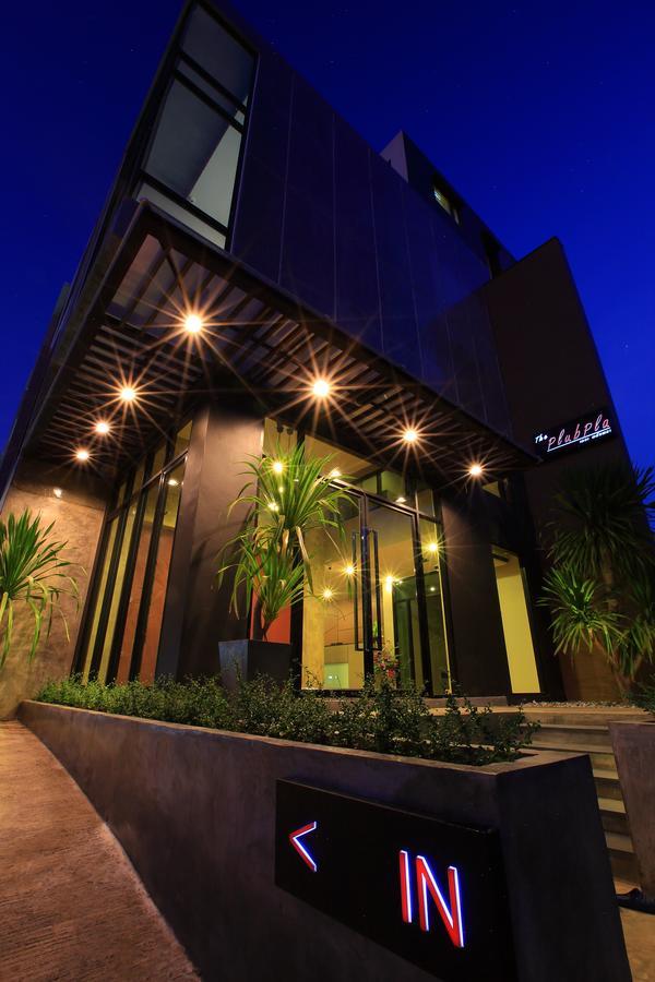 The Plubpla Serviced Apartment Банкок Екстериор снимка