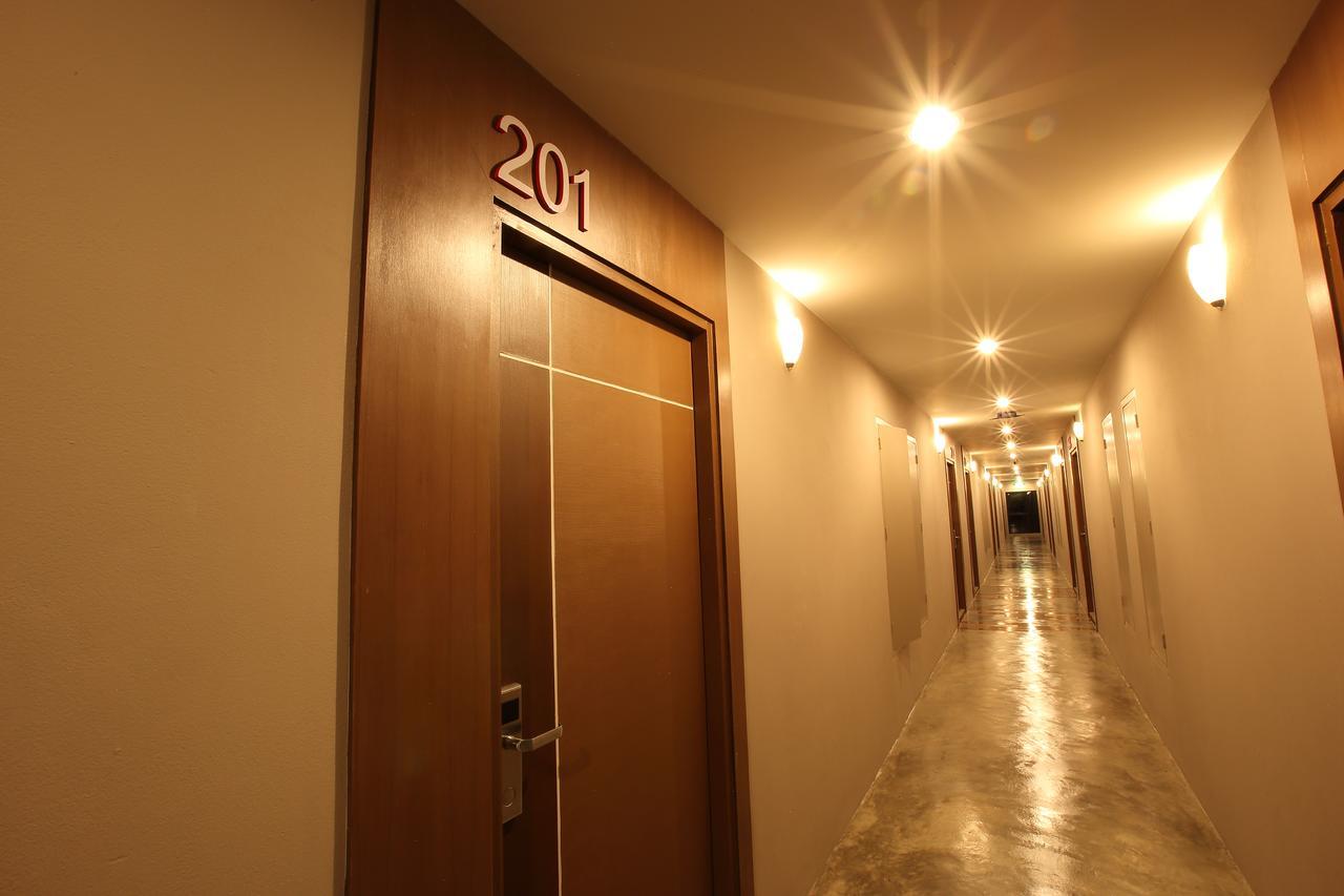 The Plubpla Serviced Apartment Банкок Екстериор снимка