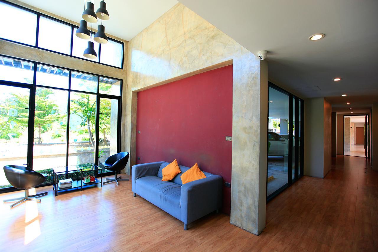 The Plubpla Serviced Apartment Банкок Екстериор снимка