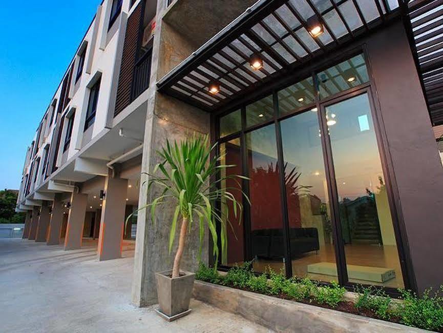 The Plubpla Serviced Apartment Банкок Екстериор снимка