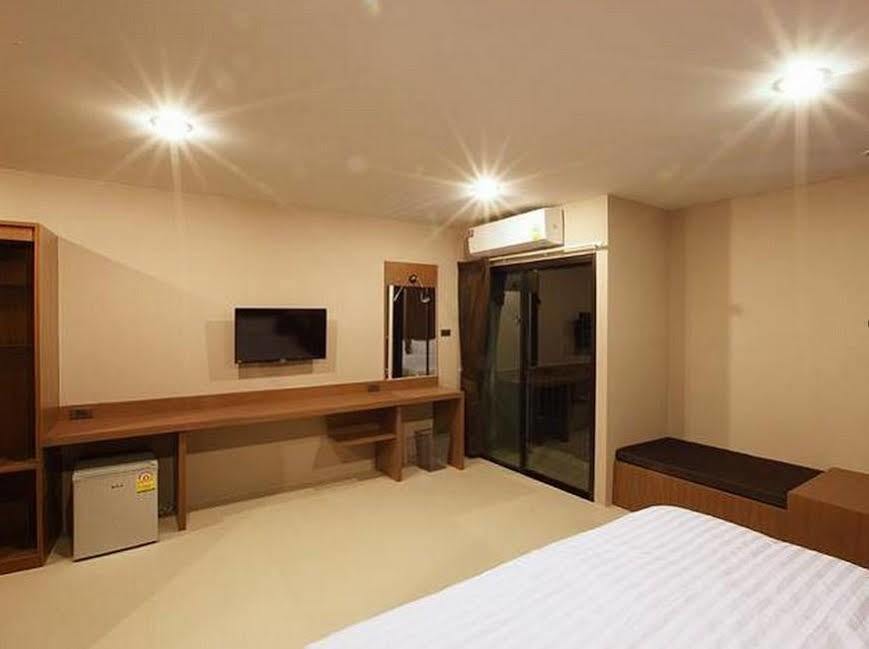 The Plubpla Serviced Apartment Банкок Екстериор снимка