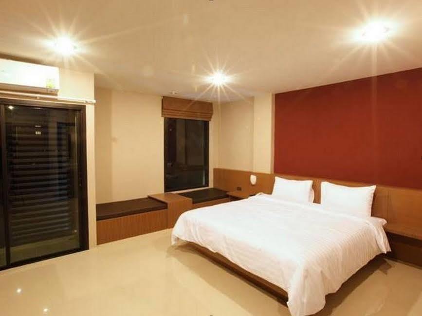 The Plubpla Serviced Apartment Банкок Екстериор снимка